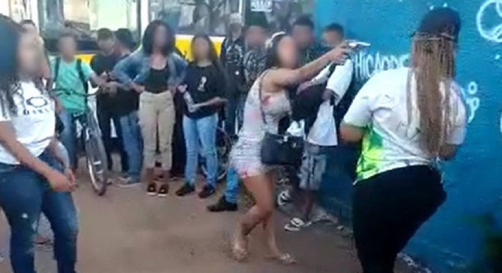 Vídeo: jovem aponta arma para aluna em briga em frente a escola no DF