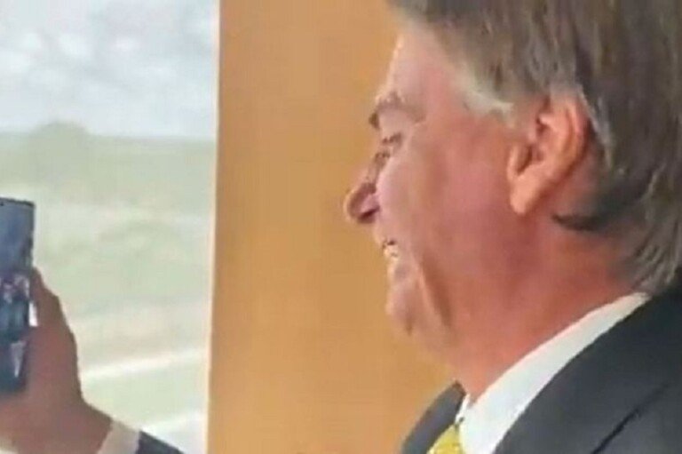 o-presidente-jair-bolsonaro-conversa-com-brasileiros-que-fugiram-da-ucrania-09032022174711794