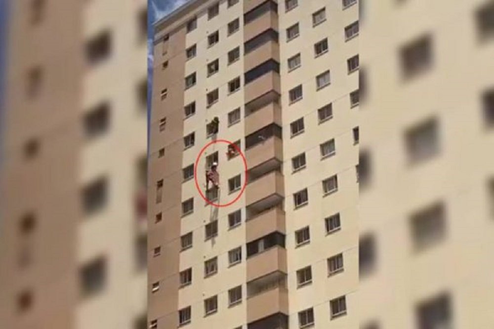 Vídeo impressionante: bombeiros evitam que mulher pule do 8º andar