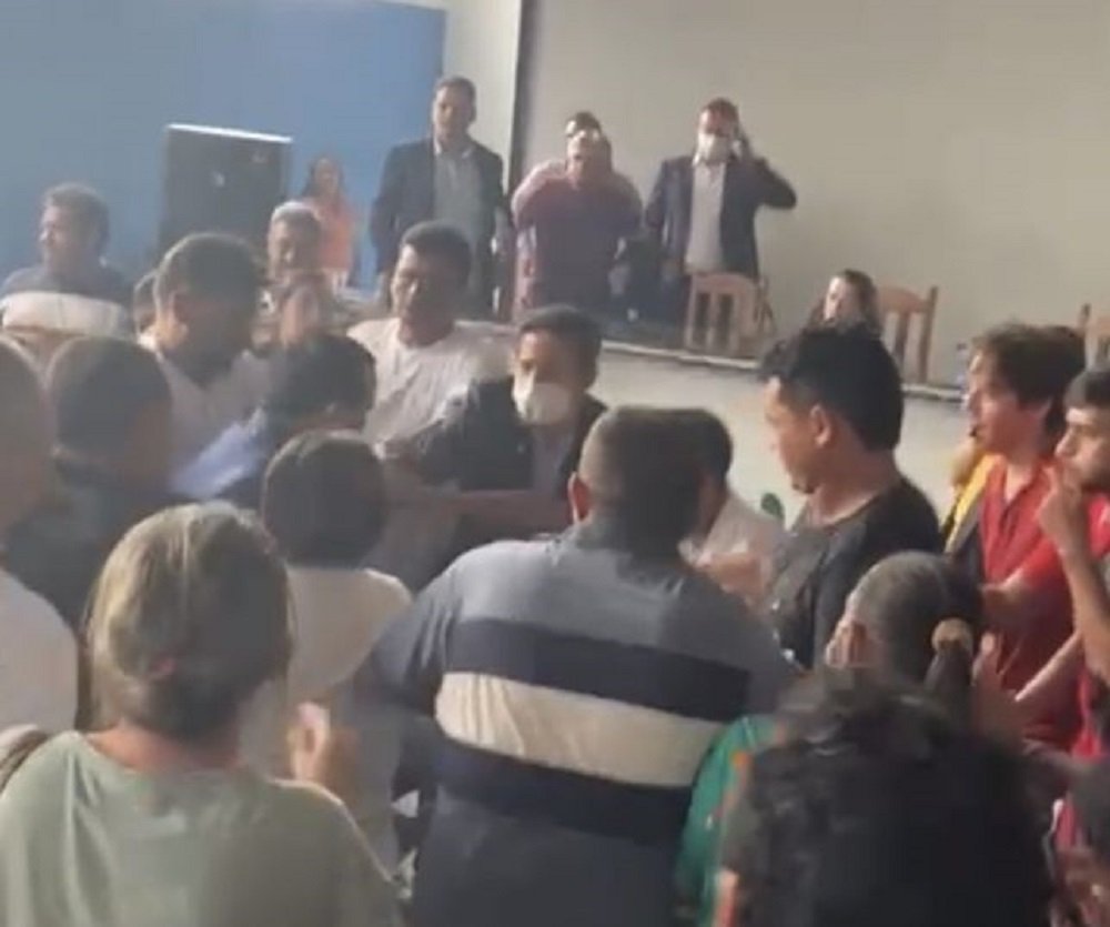 Barraco: Vereadores apanham da população durante sessão da Câmara, VEJA VÍDEOS