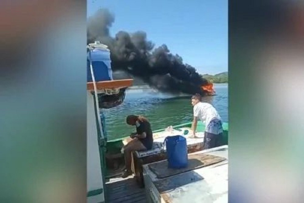 Lancha pega fogo e tripulantes pulam na água para escapar, VEJA VÍDEO