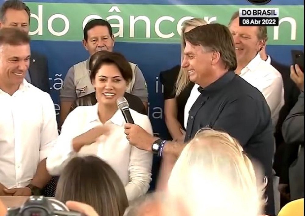INÉDITO! Michelle pela primeira vez discursa ao lado de Bolsonaro em cerimônia fora de Brasília, VEJA VÍDEO