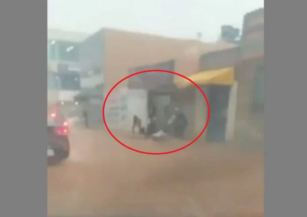Mulher é arrastada por enxurrada após chuvas no Valparaiso de Goiás (GO)