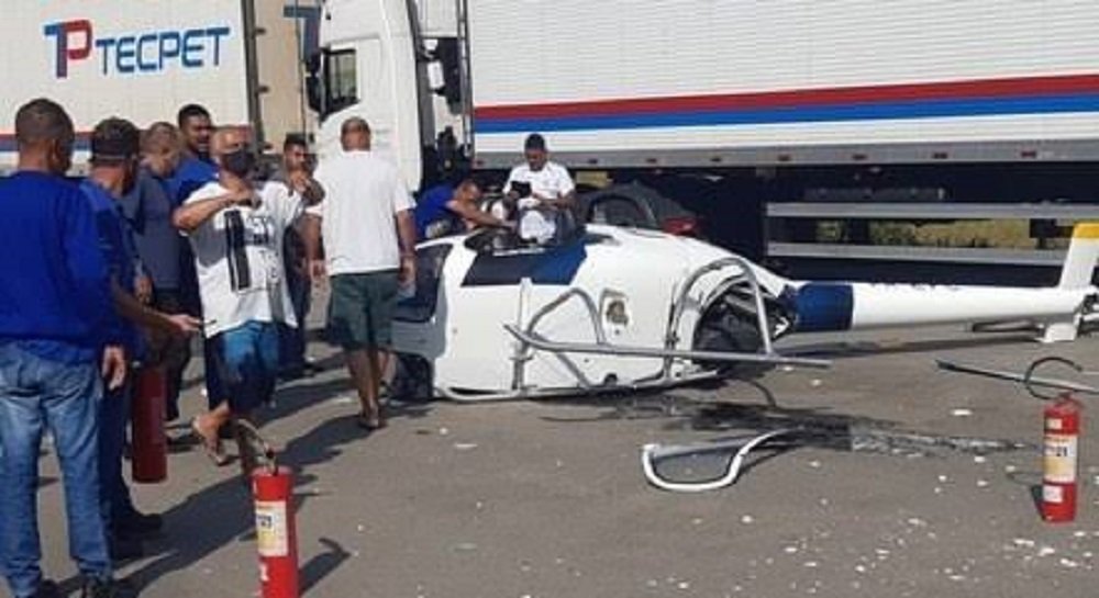Helicóptero cai dentro de centro de distribuição de MG; VEJA VÍDEO
