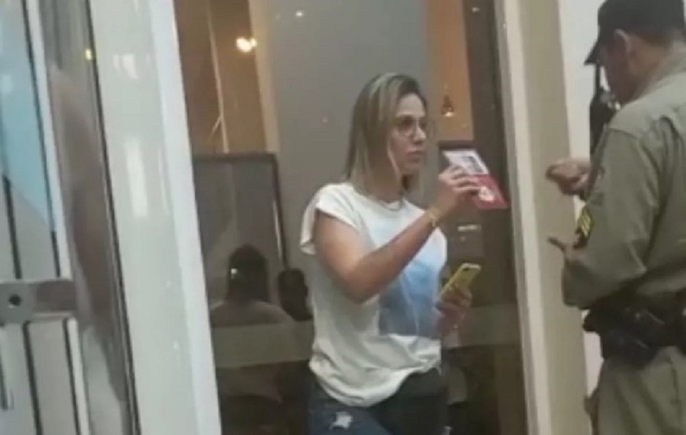 Entregador de app diz que chorou após ser ameaçado por delegada armada durante entrega: ‘Não consegui dormir’