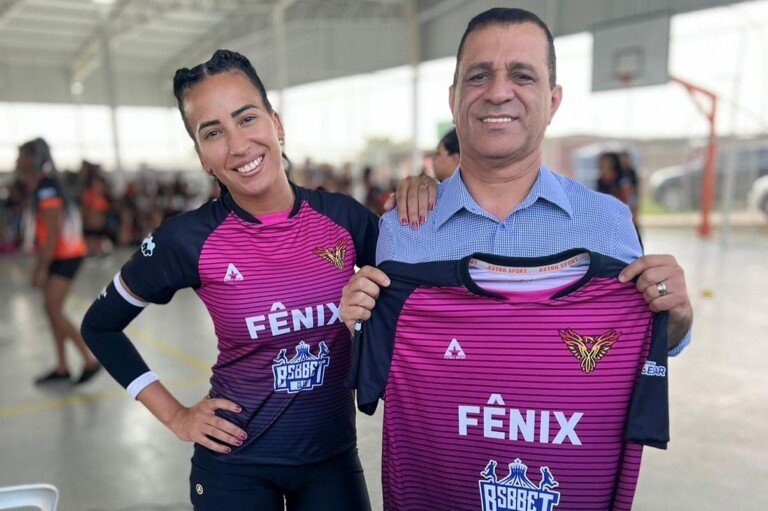 Dep segurando a camisa