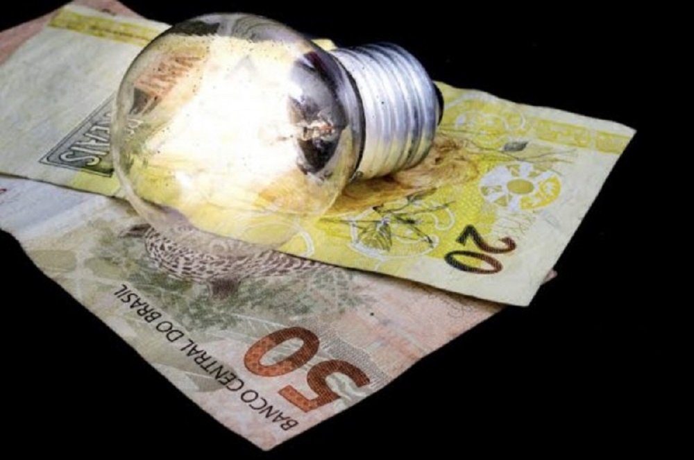 Governo Bolsonaro anuncia conta de energia mais barata, com o fim da Tarifa Extra