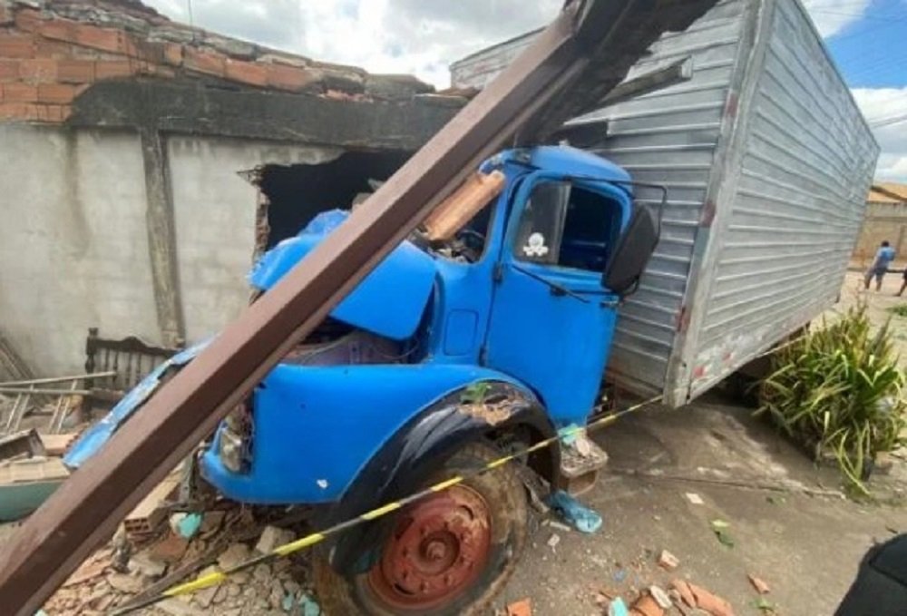 Caminhão invade casa em Goiânia; mulher e criança ficam feridos