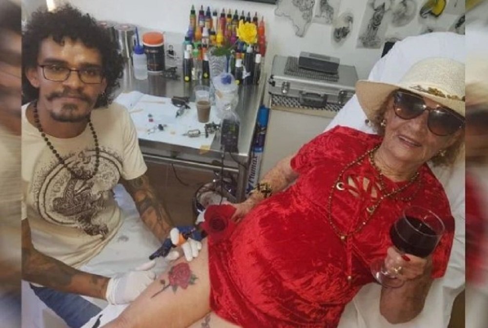Com 105 anos, idosa do DF faz tatuagem e quer entrar para o Guinness