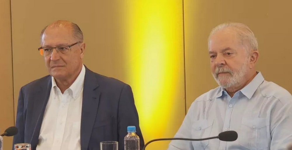 PSB oficializa na Alckmin como vice de Lula e petista defende aliança “para a democracia”