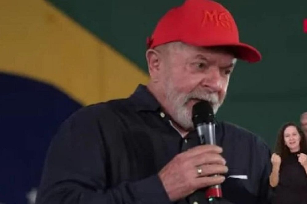 Lula diz que vai demitir 8 mil militares de cargos comissionados