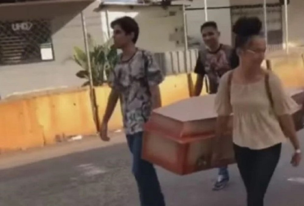 Vídeo: jovens evangélicos entram com caixão em ônibus para pregar
