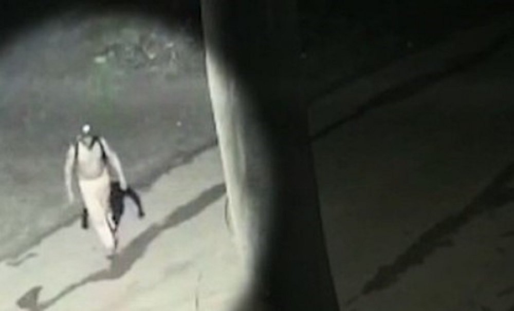 Circuito flagra suspeito de matar jovem deixando a cena do crime