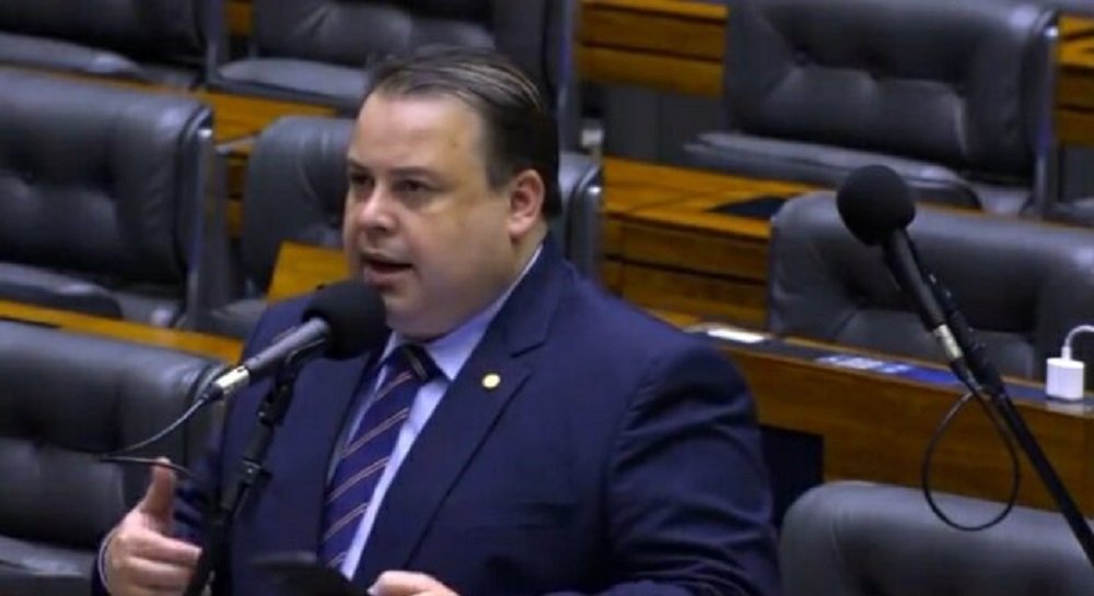 Júlio César sobre o livro NIARA. É lamentável ensinar crianças que enriquecer é feio, mas roubar não. Vamos acompanhar de perto