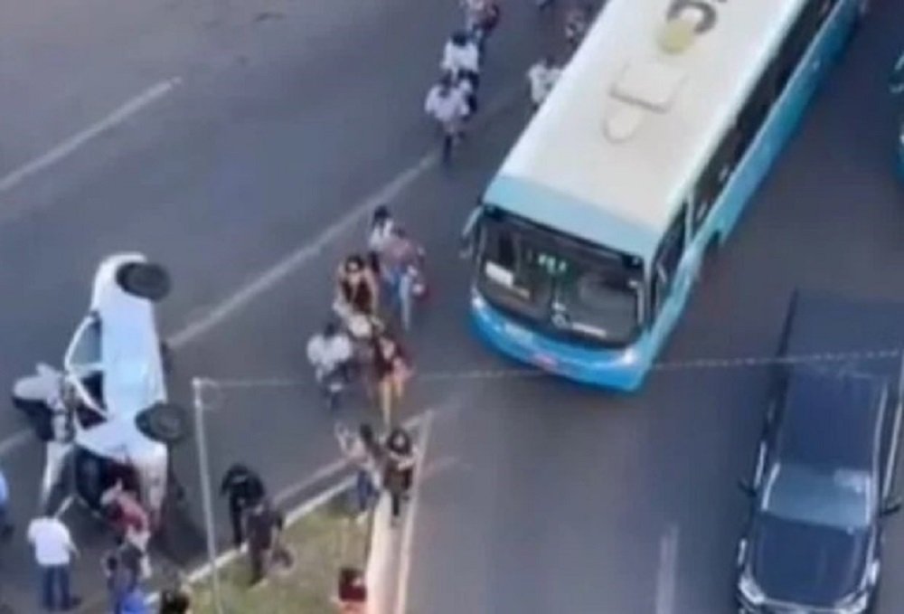 Vídeo: Colisão entre carro e Ônibus em Águas Claras, motoristas ajudam a socorrer a vítima