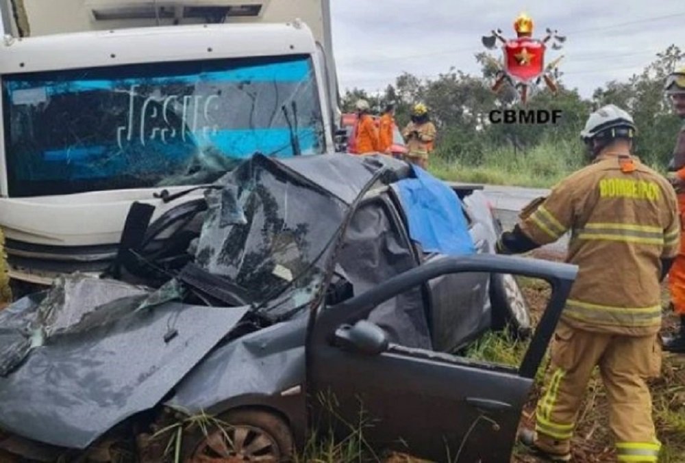 Acidente entre caminhão e carro mata 4 pessoas da mesma família no DF
