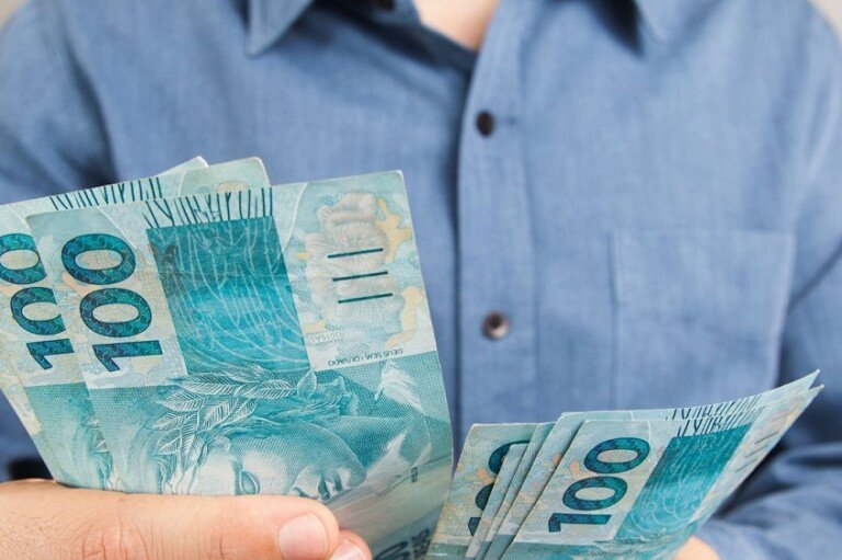 aposentado-e-pensionista-com-dinheiro-do-emprestimo-consignado