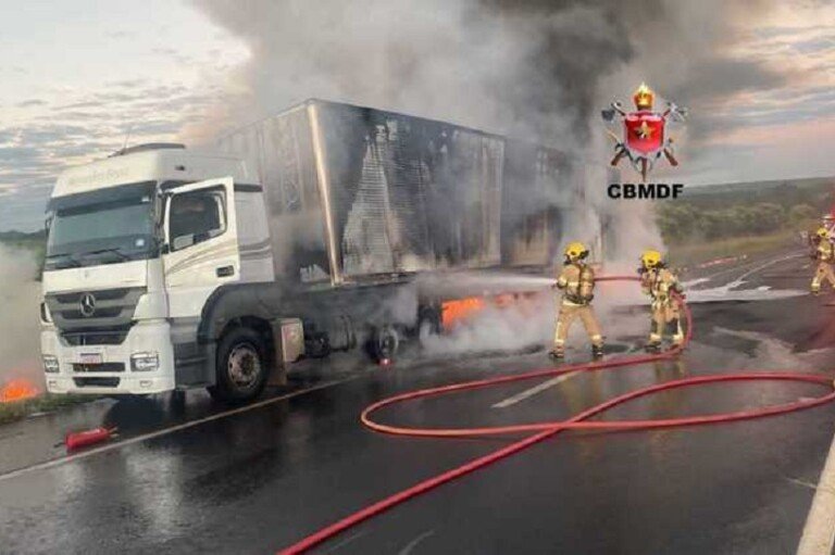 caminhao-pega-fogo-na-br-020-22042022085247670