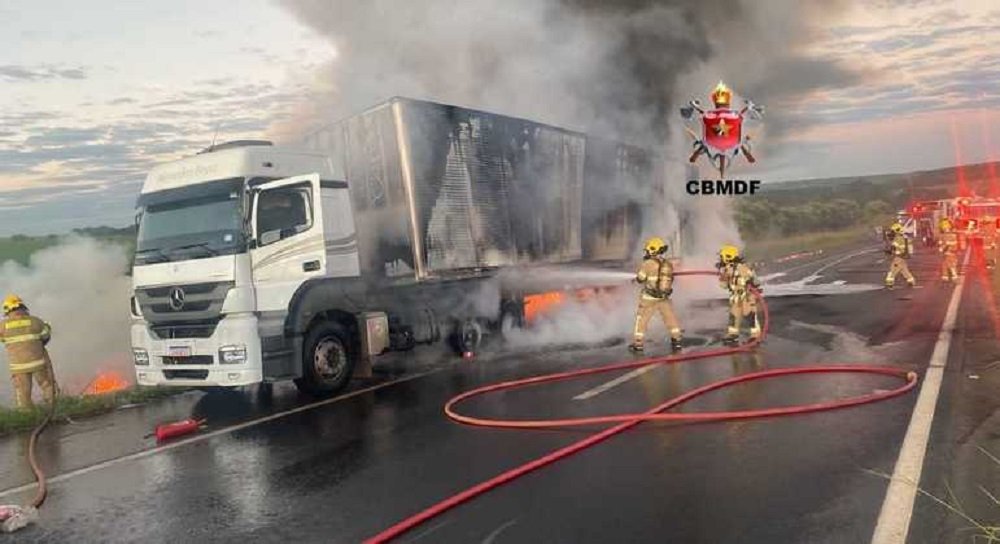 Vídeo: carreta pega fogo e parte da BR-020 fica interditada