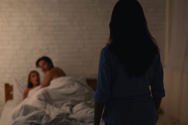mulher-flagra-marido-com-outra-na-cama-e-caso-vai-parar-na-delegacia1649686317