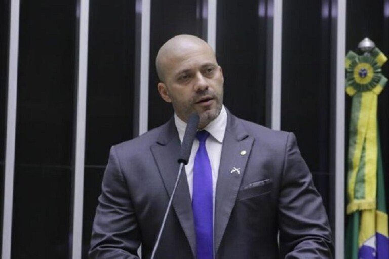 o-deputado-daniel-silveira-discursa-no-plenario-da-camara-horas-antes-do-inicio-de-seu-julgamento-no-stf-20042022143640751