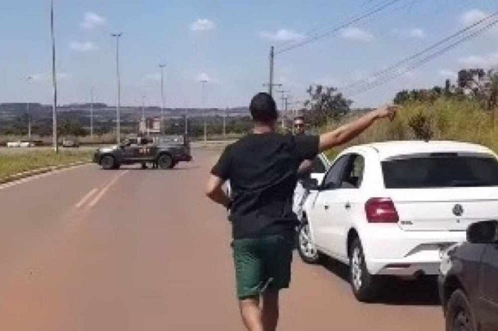 Vídeos | Criminoso entra em confronto com a PM e morre após assaltar casa no DF
