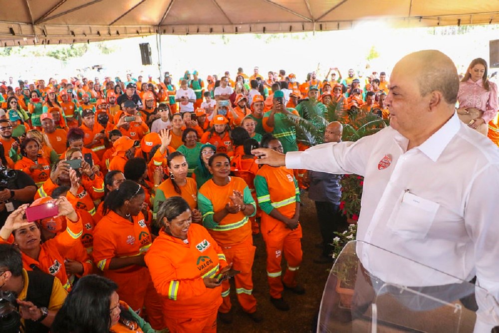 Mais de 3 mil garis do DF celebram data da profissão com festa e serviços