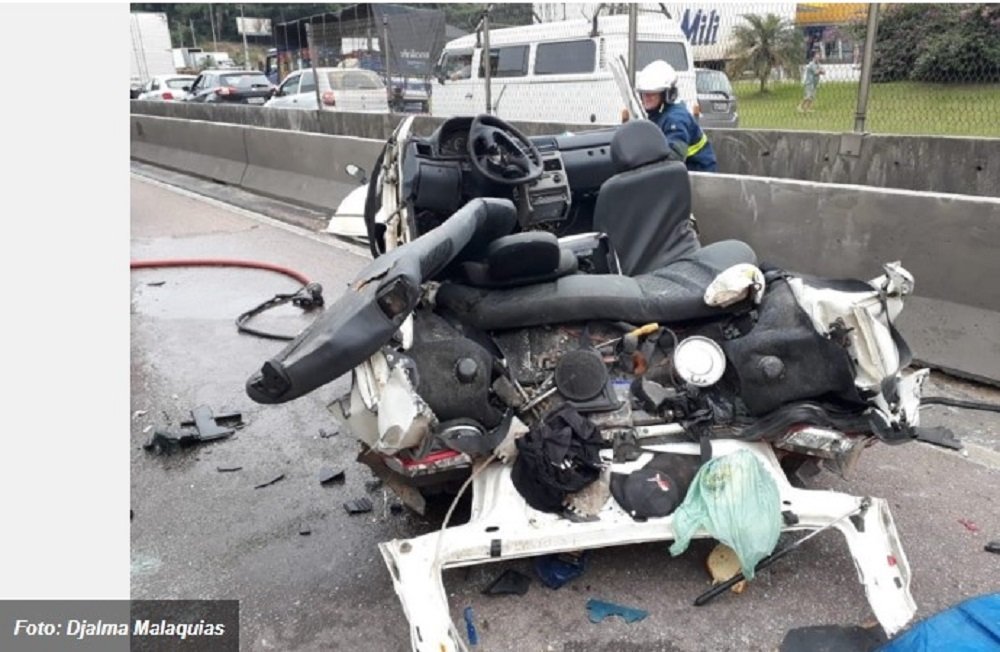 Carro fica prensado entre caminhões na BR-116