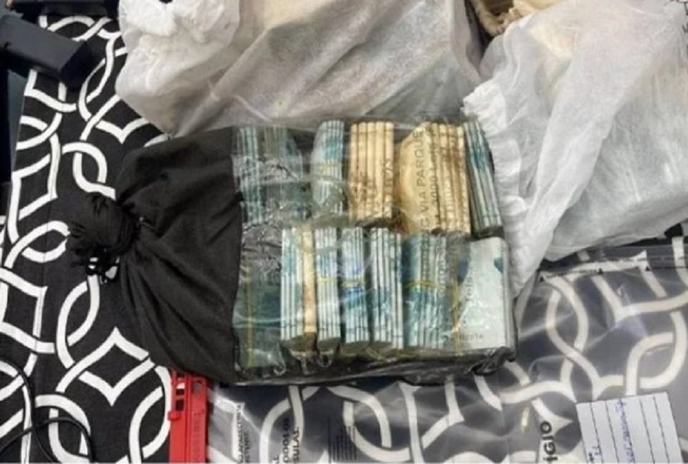 Em operação contra Ronnie Lessa, MP acha R$ 2 mi em casa de delegada