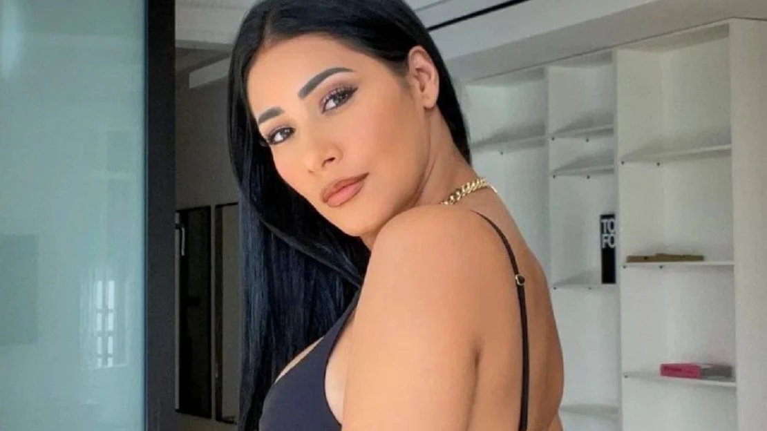 Simaria se apresenta na Globo com look justinho arrasador