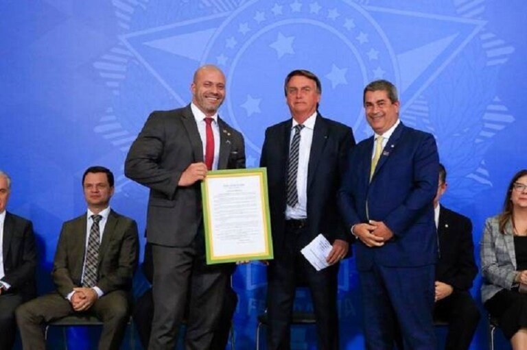 jair-bolsonaro-daniel-silveira-e-coronel-tadeu-28042022122447404