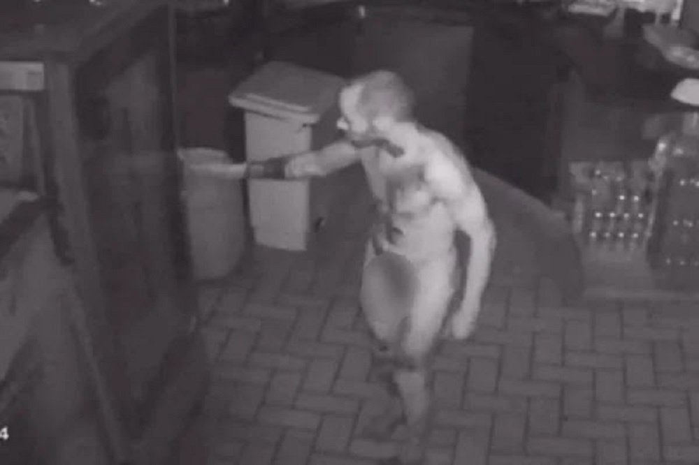 Ladrão pelado invade choperia, bebe, come e foge com balas e chocolate