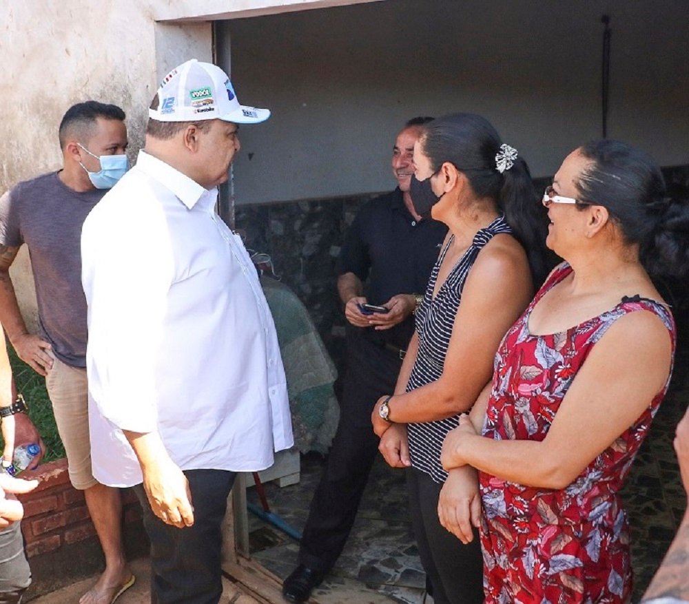 Moradores da Vila Cauhy comemoram pavimentação na porta de casa