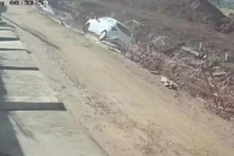 CARRO CAI NA VALA