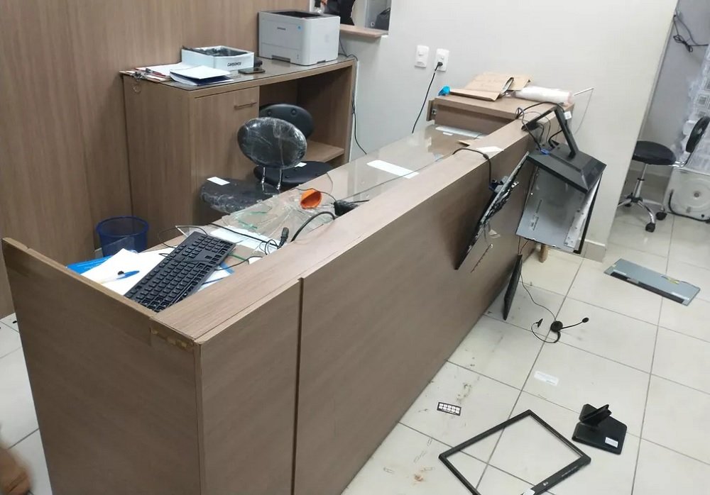 Marido quebra tudo em recepção de clínica odontológica de BH após companheira reclamar de dor de dente