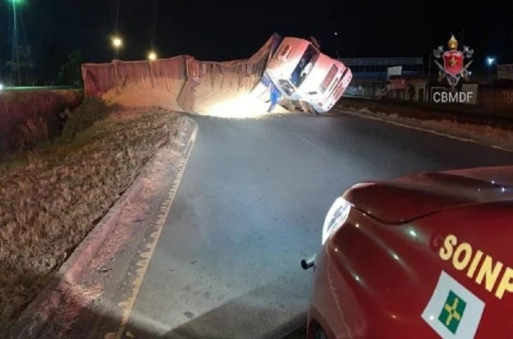 Carreta com 47 toneladas de soja tomba na BR-020 e interdita marginal