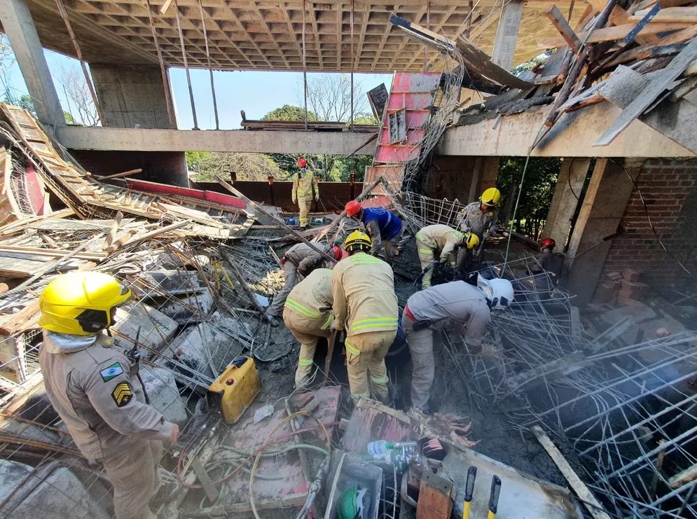 Laje desaba e atinge cinco trabalhadores em obra dentro da UEM