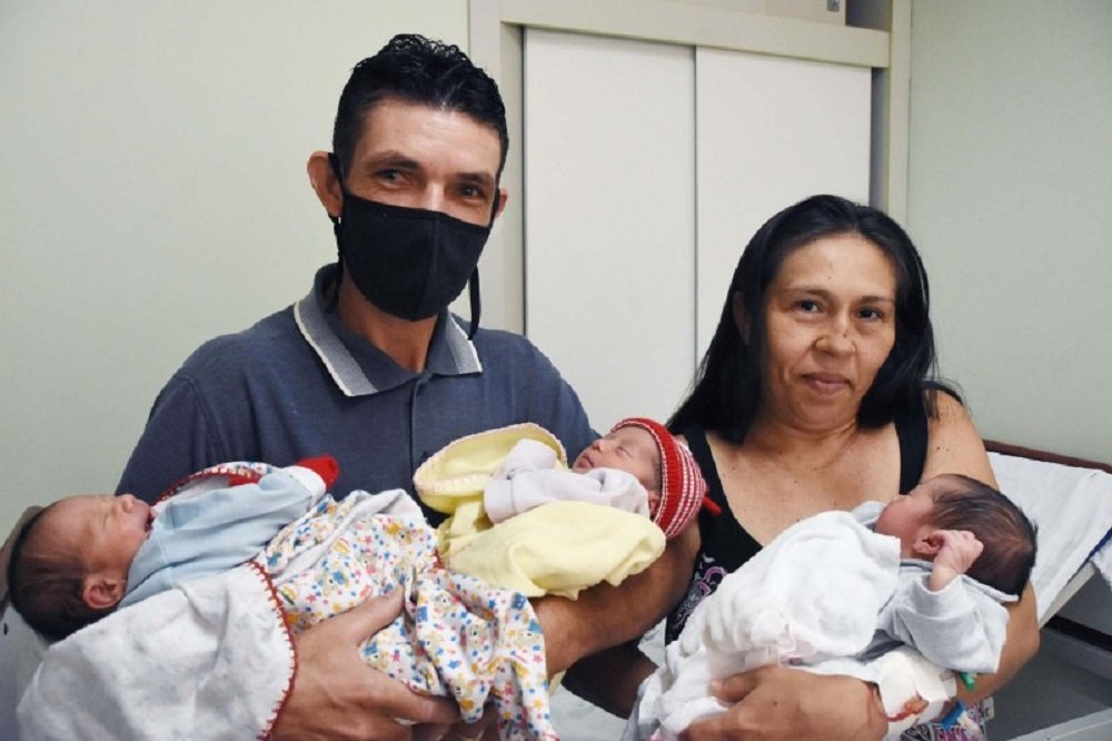 Família esperava gêmeos, mas vieram três