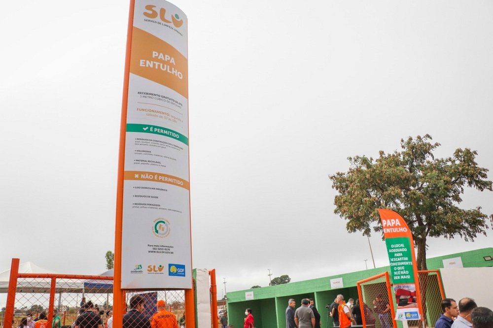 Campanha incentiva o descarte correto de resíduos nos papa-entulhos