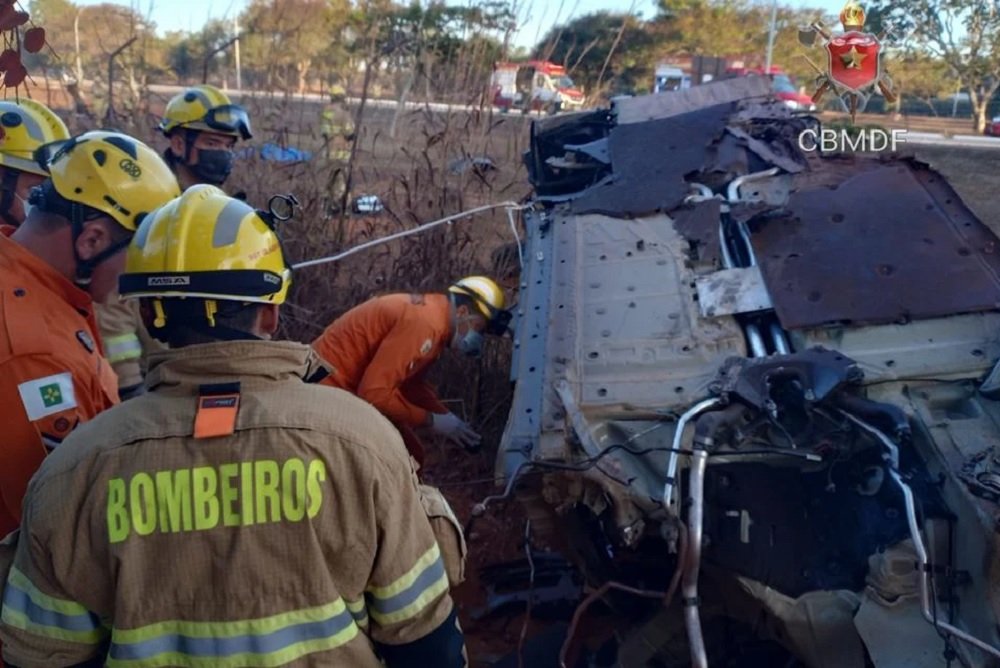 Porsche capota perto da residência de Mourão no DF. Uma pessoa morreu