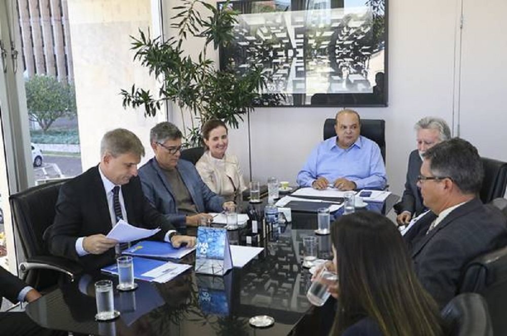 Ibaneis sanciona lei para reduzir ações judiciais sobre dívidas com DF