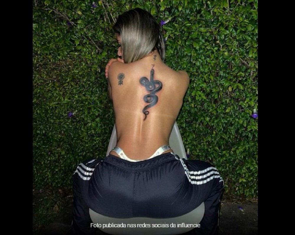 Influencer faz tatuagem escondida da mãe e se decepciona com resultado