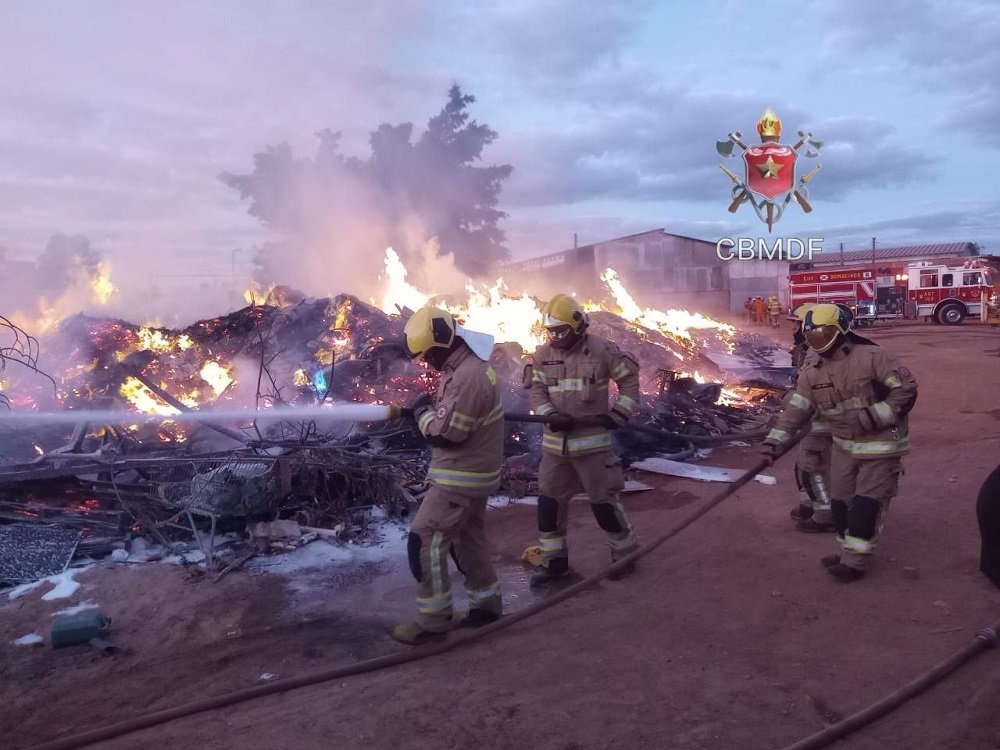 CBMDF apaga incêndio na Cooperativa Sonho de Liberdade na Estrutural