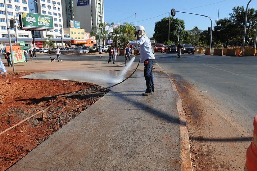 Pedestres ganham nova calçada ao lado da obra do Túnel de Taguatinga