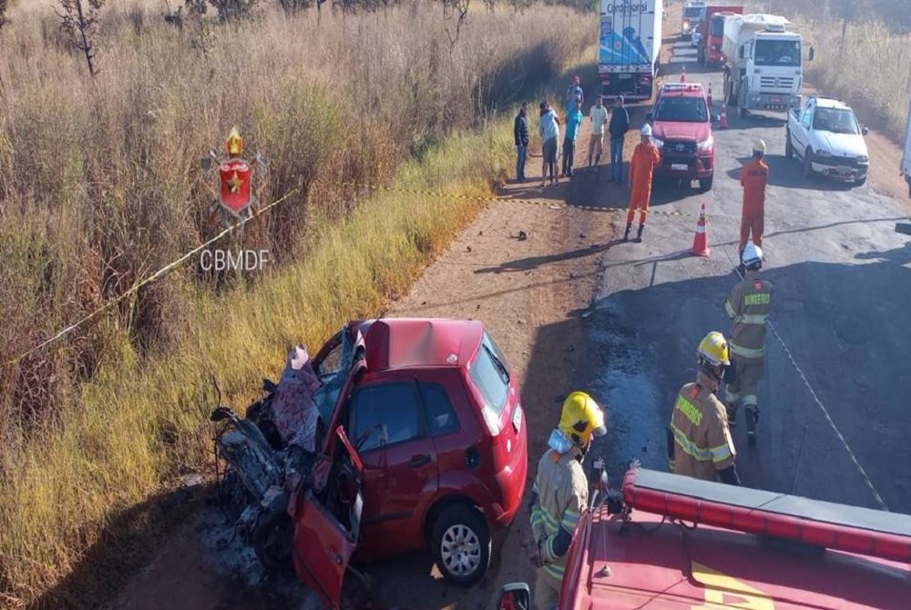 Fotos. Bandido morre após roubar 2 carros e bater em carreta na DF-180