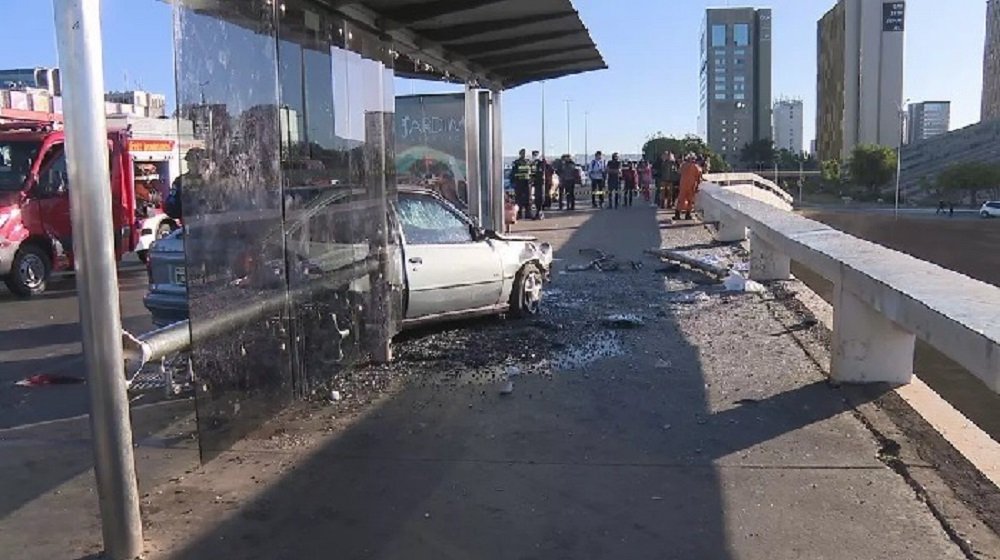 Carro bate em parada de ônibus, atinge cinco pessoas e arremessa mulher da plataforma superior da Rodoviária, no DF; vítima morreu