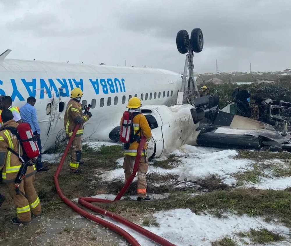 VÍDEO: Avião fica de cabeça para baixo em acidente durante pouso na Somália