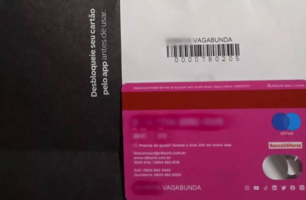 Mulher tem sobrenome trocado por “vagabunda” em cartão de crédito e pede indenização de R$ 50 mil