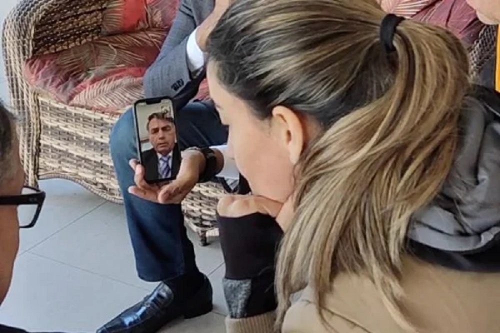 Bolsonaro faz chamada de vídeo para família de petista assassinado