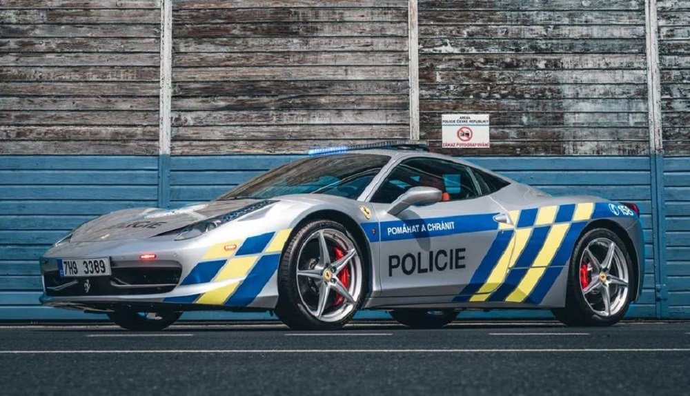 Ferrari apreendida com criminosos é transformada em viatura policial; veja vídeo